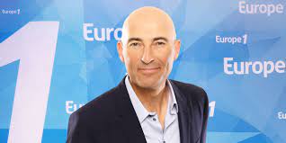 Deviennent les valses de vienne ?et les volets qui grincentd'un château de province ?aujourd'hui quand tu dansesdis, à quoi tu penses ?dans la rome antiqueerrent les romantiquesles amours infidèless'écrivent sur logicielsdu fond de la nuitremontent l'ennuiet nos chagrins de mômesdans les. Que Deviennent Les Valses De Vienne