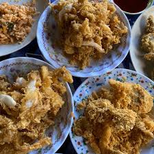 Ada beberapa kedai ikan celup tepung di kuala terengganu yang popular dan sedap yang sangat dicadangkan untuk anda singgah di area perkampungan seperti di kebanyakan kedai celup tepung yang lain di terengganu, menu ikan, udang, ketam dan pari merupakan hidangan utama di sini. Warung Celup Tepung Cik Su Fischrestaurant In Kuala Terengganu