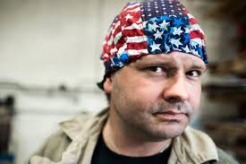 Hver gang de stjeler et skilt, lager jeg et større og bedre