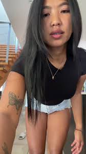 Foto De Mulher De Short Jeans E Blusinha Curta