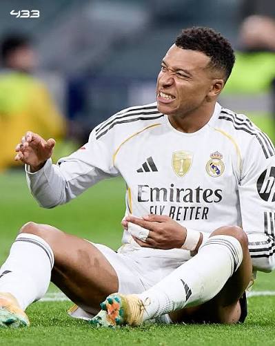 🚨 𝐁𝐑𝐄𝐀𝐊𝐈𝐍𝐆: Kylian Mbappé starts on the bench for Real Madrid  today. 👕 Rodrygo, Gonzalo García and Vinícius are Xabi Alonso's attack vs  Man City. 👀 𝐑𝐞𝐚𝐥 𝐌𝐚𝐝𝐫𝐢𝐝 𝐗𝐈: Courtois; Valverde, Asencio,