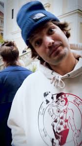 POV: You're checking out the “Who We Are” exhibition by Ben Reyer at Keine  Galerie in perfect autumn weather 🍁 #KeineGalerie #StUlrichsplatz #Wien  #Vienna #1070 #Art #Galerie #Shadows #ArtSpace #Gallery #Ulrichsplatz  #Neubau