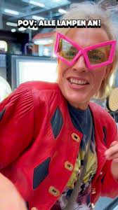 Eigentlich wollte ich nur ne‘ Lampe kaufen…doch dann dropte mitten im OBI  der Beat 😂 #seraphinakalze #triodurstig #tittinixverrcci #loveislove  #sommer #party #gutelaune