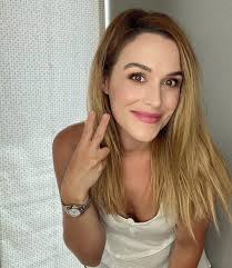 Quarantine 2 Day 1: My hair looks pretty today.