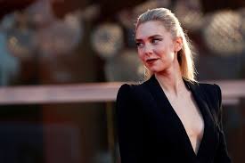 Vanessa kirby recognised as princess margaret swigging her journey juice! Vanessa Kirby Rebellious Lesbian In The World To Come Today24 News English