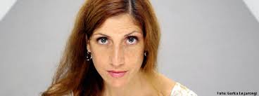 AGENDA Poético-musical: La actriz Violeta Pérez estrena un nuevo  espectáculo teatral en el que une yoga, tetro y poesía.