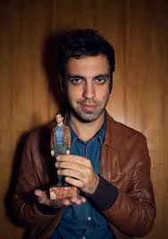 C'era una volta in sicilia un giovane di nome cola che stava tutto il giorno in spiaggia a prendere il sole. Colapesce Soy Muy Puntilloso Y Quiero Que Mis Discos Suenen Bien