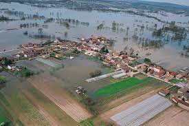 Beaucoup de maisons furent balayées par l' inondation. Prevenir Le Risque D Inondation Du Rhone Et De La Saone Europe En Auvergne Rhone Alpes
