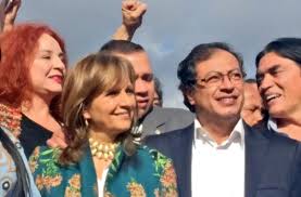 Robledo manifestó que tanto ella, como sus abogados que condujeron la demanda en contra de su elección a la curul que materializa el estatuto de la oposición, como algunos constitucionalistas, consideran que no hay doble militancia pues es una figura que no aplica para la carrera a la presidencia y vicepresidencia. Cuando Gustavo Petro Ninguneo Publicamente A Angela Maria Robledo Las2orillas