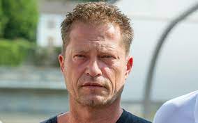 Hugo stiglitz #major hellstrom #he's trying to stay calm and suppressing the urge to kill lmfao #tvnfilms #1k. Til Schweiger Wer Ist Die Neue Frau An Seiner Seite