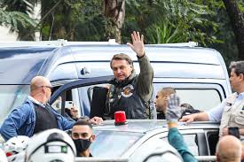 Bolsonaro ataca governadores e prefeitos em discurso a apoiadores após 'motociata'. Ji43oyqjl22rwm