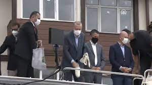 Erdoğan'ın afet bölgesinde çay dağıtması tepki çekti. Erdogan Afet Bolgesinde Vatandasa Cay Dagitti