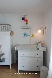 Mit Einem Wickelaufsatz Haben Wir Aus Unserer Hemnes Kommode Einen Tollen Wickeltisch Gebaut Genug Platz Fur Babykleid Wickeltisch Wickelaufsatz Wickelkommode