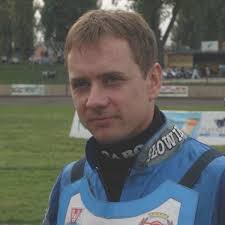 Działacze podpisują, kibice protestują