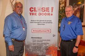 Research proves a closed door can mean the difference between 1,000 degress and close before you doze is brought to you by ul fsri, a group dedicated to increasing firefighter knowledge to reduce injuries and deaths in the fire. Close The Door Campaign