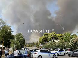 Σύμφωνα με εκπρόσωπο της πυροσβεστικής, η φωτιά καίει σε συμπαγές δάσος, στη βόρεια και ανατολική πλευρά της βαρυμπόμπης, ενώ μέχρι τώρα δεν απειλείται καμία υπόδομή ή. U2i1snpmqpk Dm