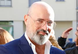 Speranza e paura, sono questi i sentimenti che attraversano il popolo del pd perché mai era accaduto in emilia romagna che le elezioni per la regione fossero incerte. Bonaccini Fiere La Regione Battera I Pugni Sul Tavolo Del Governo