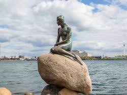 La pequeña sirenita de copenhague, inspirada en un personaje de hans christian andersen, es un símbolo que representa la mentalidad y espíritu del pueblo danés melancólico y solitario. La Sirenita De Copenhague El Simbolo De La Capital De Dinamarca
