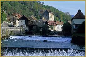 Cascades De La Loue Avec Les Anciens Moulins Et Forges En Aval Du Village Classe De Lods Surmonte En Fond De La Mais Village Francais Beaux Villages Village