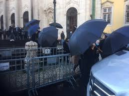 Em comunicado, a equipa do cantor agradeceu ao público pelas demonstrações de carinho, assim como aos profissionais de saúde do hospital. Salva De Palmas Homenageia Sara Carreira Na Saida Para O Funeral