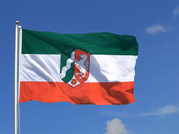 Es widerspricht heraldischen regeln und entspricht insbesondere nicht dem gesetzlich vorgeschriebenen hoheitszeichen, dessen führung genehmigungspflichtig und grundsätzlich nur den behörden des landes gestattet ist. Nordrhein Westfalen Flagge Westfalische Fahne Kaufen