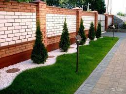 Multe gradini mici amenajate frumos au o configuratie minimalista. Piatra Decorativa Un Material Ieftin Ideal Pentru Amenajarea Gradinii Idei De Amenajari Specta Front Yard Landscaping Backyard Landscaping Outdoor Landscaping