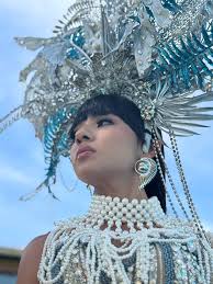 El día de hoy empieza nuestra etapa final, México grande y lleno de amor y  cultura 🇲🇽 La pieza fusiona texturas, brillos, tonalidades marinas y  simbología ancestral para representar no solo un