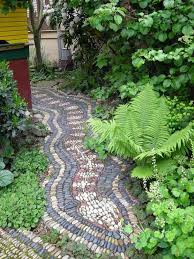 Ein Sich Windender Kies Weg Garten Pflanzen Garten Gartenweg