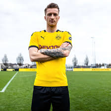 Jun 12, 2021 · nach einer starken saison im trikot von borussia dortmund wird der mittelfeldspieler wohl mit einem neuen vertrag belohnt. Bvb Heimtrikot 2019 20 Borussia Dortmund In Einem Mix Aus Tradition Und Moderne Goal Com