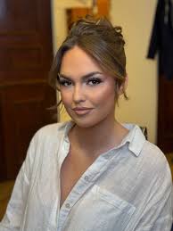 The Glow is real ✨ @plouise_makeup_academy Eyeshadow Base & Wedding Palette  @hudabeauty Easy Blur everything 🫶🏼 Foundation, primer, concealer, powder  @morphebrushes Blush @nyxcosmetics_de Buttermeld Highlighter frosty pink &  light champagne Selfmade ...