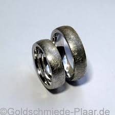 Goldlegierungen gibt es in den unterschiedlichsten. Trauringe Aus Weissgold Eismatt Ohne Nickel