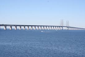 Der „freundliche teddy beispielsweise ist benannt nach einem lehrer, sein hölzerner arm dient besuchern auch als brücke, um einen kleinen bach zu überqueren. Brucke Zwischen Malmo Und Kopenhagen Stockbild Bild Von Kustenlinie Boot 32966853