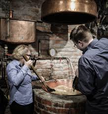 Das bier wird unter verwendung von spezialmalzen und einem stammwrzegehalt von mindestens 13% gebraut. Bier Brauen Im Bier Kultur Haus In Obertrum