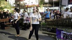 Malioboro, belanja sambil nikmati alunan musik calung. Musik Anglung Malioboro Atmago