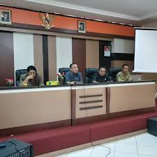 Kerja di kapal kurang lebih sama kayak di darat tapi lebih ngejelimet,.disini biar untuk membantu kalau pun gaji sistem komisi gimana skemanya. Gaji Tak Sesuai Umk Cleaning Service Rsud I Lagaligo Layangkan Protes Input Rakyat