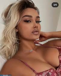 Urhazo unabashed nude display