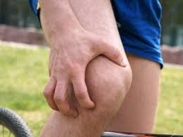 Als grobraster für schmerzen im knie und deren auslöser eignet sich die unterteilung in: Stechen Im Knie Ursachen Behandlung Hilfe Medlexi De