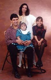 Awwwwwwww Deepika With Her Family Childhood Pic Deepika Padukone Deepika Padukone Style Deepika Ranveer