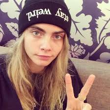 Buschige augenbrauen sind das unverkennbare markenzeichen der britin. Cara Delevingne Ohne Augenbrauen Bravo