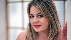 Em 'Cemitério Vertical' Eric Lenate discute obras do camaronês Achille  Mbembe e de Michel Foucault