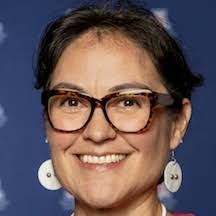 Shelley Lowe's Instagram, Twitter & Facebook