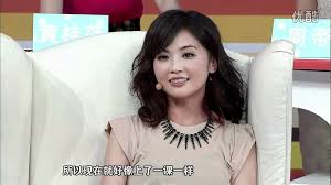 Twins入行時青春可人，令身邊男性神魂顛倒，如今鍾欣潼（阿嬌）已結婚，蔡卓妍（ 阿sa） 就待嫁。 兩人出道後感情去向是眾人焦點，與阿sa傳過緋聞的包括余文樂、黃又南、鄭伊健、謝霆鋒等，不過 最轟動一次是2010年被揭發2006在美國秘密註冊結婚，婚書曝光當晚即開記者會宣佈. æœ€ä½³ç¾å ´é˜¿saæ›¾ç•¶é„­ä¸­åŸºçœŸå'½å¤©å­2011 8 2 Youtube