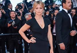 Pagesotherbrandwebsitesociety & culture websiteoblikonvideosmontée des marches #cannes2016 the neon demon. Cannes 2016 Virginie Efira Sublime Pour La Montee Des Marches Du Film Elle Elle