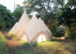 Jikka 5 Structures En Forme De Tipi Pour Des Personnes Agees Par Issei Suma Journal Du Design Maison Japonaise Habitat Japonais Tipi