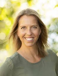 Julie Kohl's Instagram, Twitter & Facebook