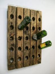 Voici Une Belle Idee De Decoration Et En Plus C Est Pratique On Voit Surtout Ces Porte Bouteilles En Bois Dans Les Bois Patine Art En Bois Pupitre De Remuage