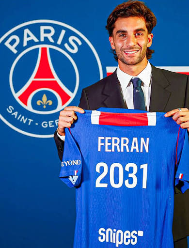 Autor do gol do t&iacute;tulo da Copa do Mundo, Ferran Torres foi anunciado pelo PSG. 🇫🇷 O clube parisiense pagou 50 milh&otilde;es de euros ao Barcelona pelo atacante.