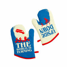 Shop our range of oven gloves and ensure you keep your hands safe when handling hot dishes in the kitchen. Stranger Things Oven Glove Set Upside Down Fg Ut St06335 Ez Store A Unique Shopping Experience For All Your Entertainment Needs