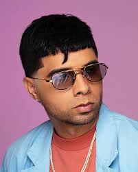 Ser 💈Barbero-Estilista 💇🏻‍♂️es más que solo borrar la línea y peinar es  poder Crear estilos únicos para tu cliente solo por una referencia hablada  de el cliente o una foto .Y modificarlo