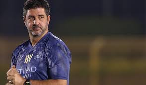 Rui vitória treinador updated their cover photo. Rui Vitoria Perde A Cabeca Com Arbitro E E Afastado Pelos Segurancas
